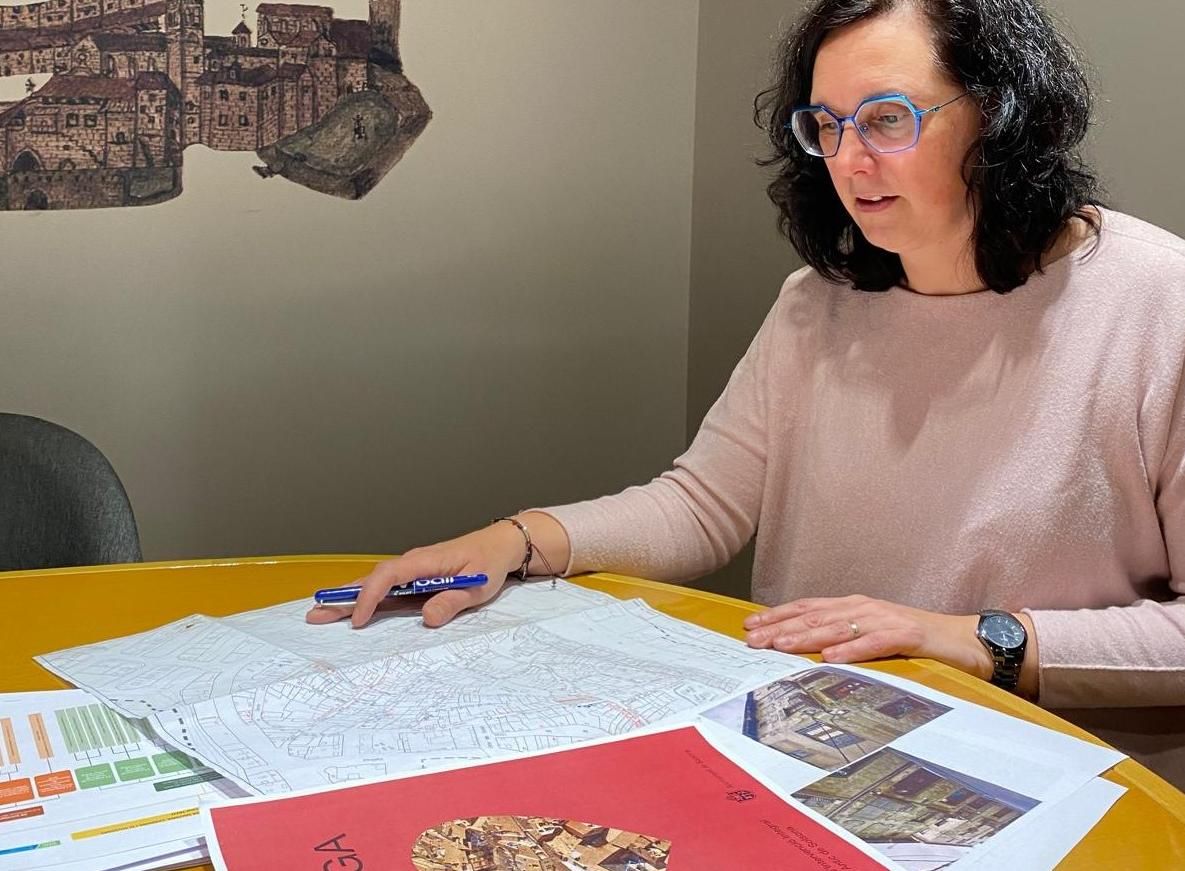 L'alcaldesa Judit Gisbert amb documents del Pla de Barris