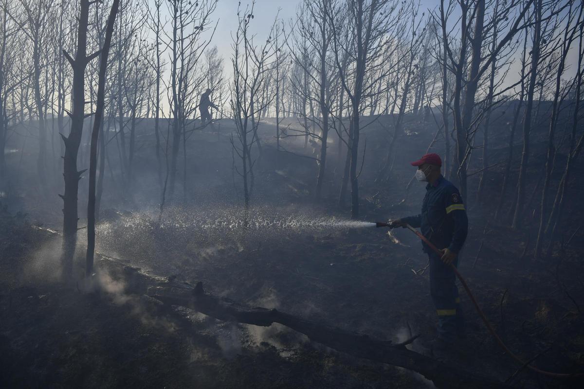 Dos grandes incencios cerca de Atenas obligan a evacuar a miles de personas