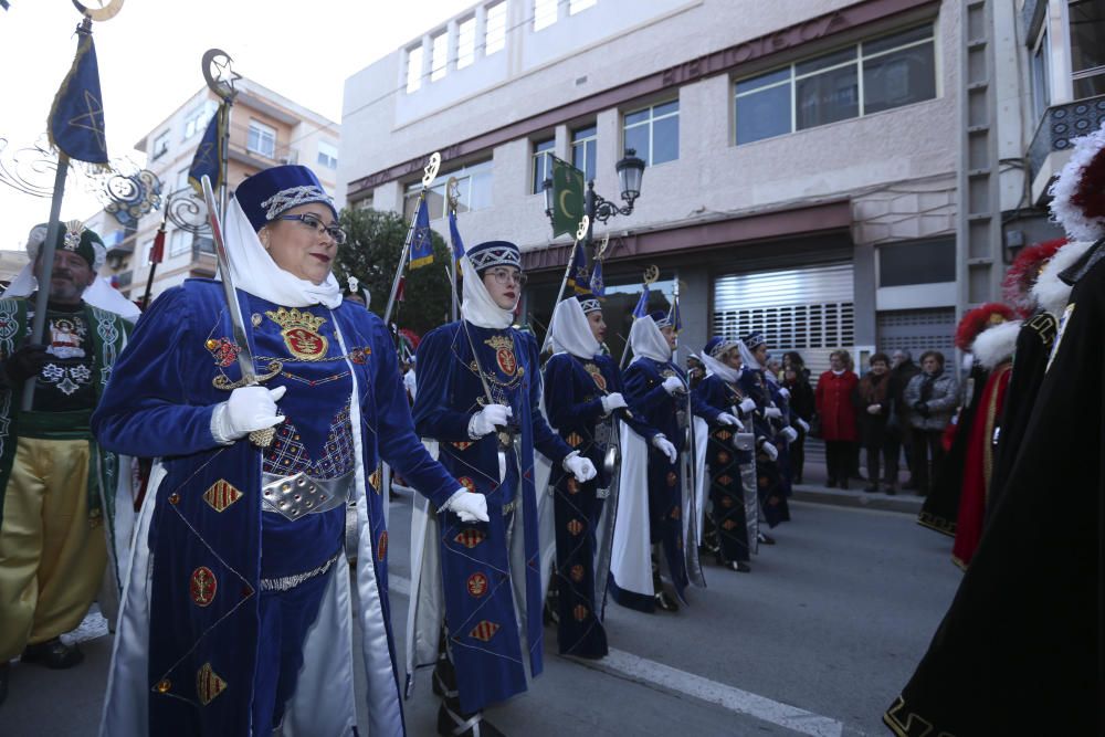 La comparsa Turcos sacude las calles a cinco días de los Moros y Cristianos de Sax