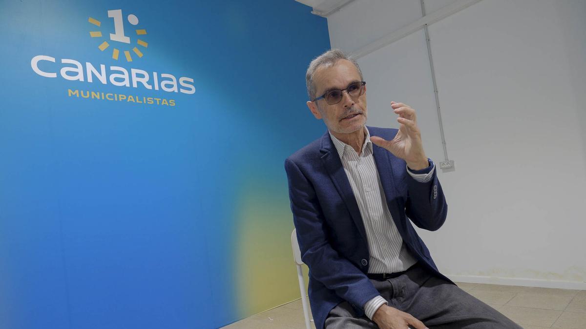 Marcial Morales durante la entrevista en la sede del partido Municipalistas Primero Canarias.