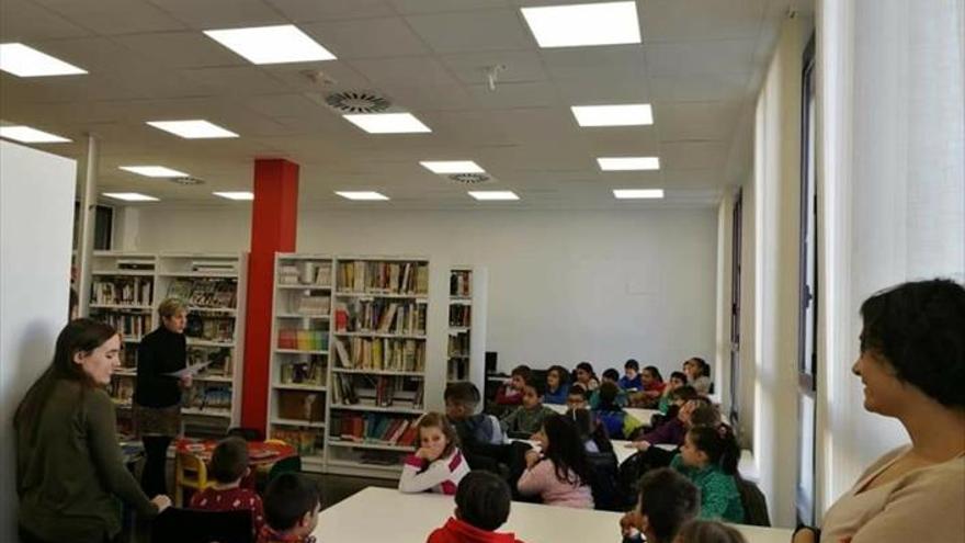 Los escolares visitan la renovada biblioteca