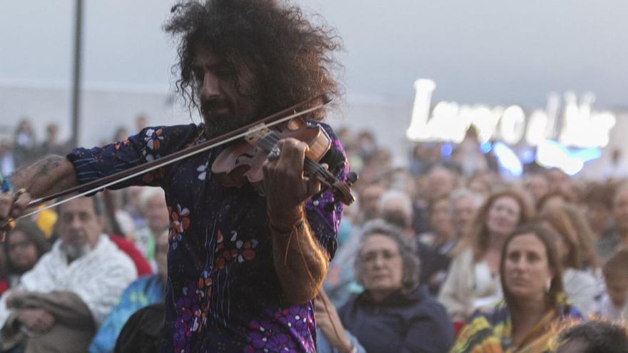 Ara Malikian, ayer, durante el concierto que ofreció en el muelle viejo, en el festival «Luanco al mar». | María Fuentes