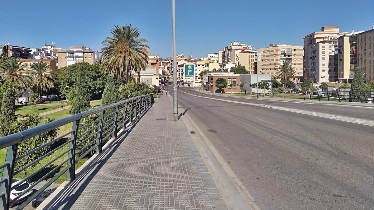 Momentos hay del día en los que el puente de Juan Pablo II, que une la Carretera de Cádiz con la Cruz del Humilladero, presenta este aspecto, lo que lo convierte en una suerte de pasarela peatonal para disfrutar de las vistas sin tener que estar pendientes del tráfico rugiente. En la foto, el puente en dirección a la Cruz del Humilladero. En el momento en que se tomó la foto, un llamativo remanso de paz.