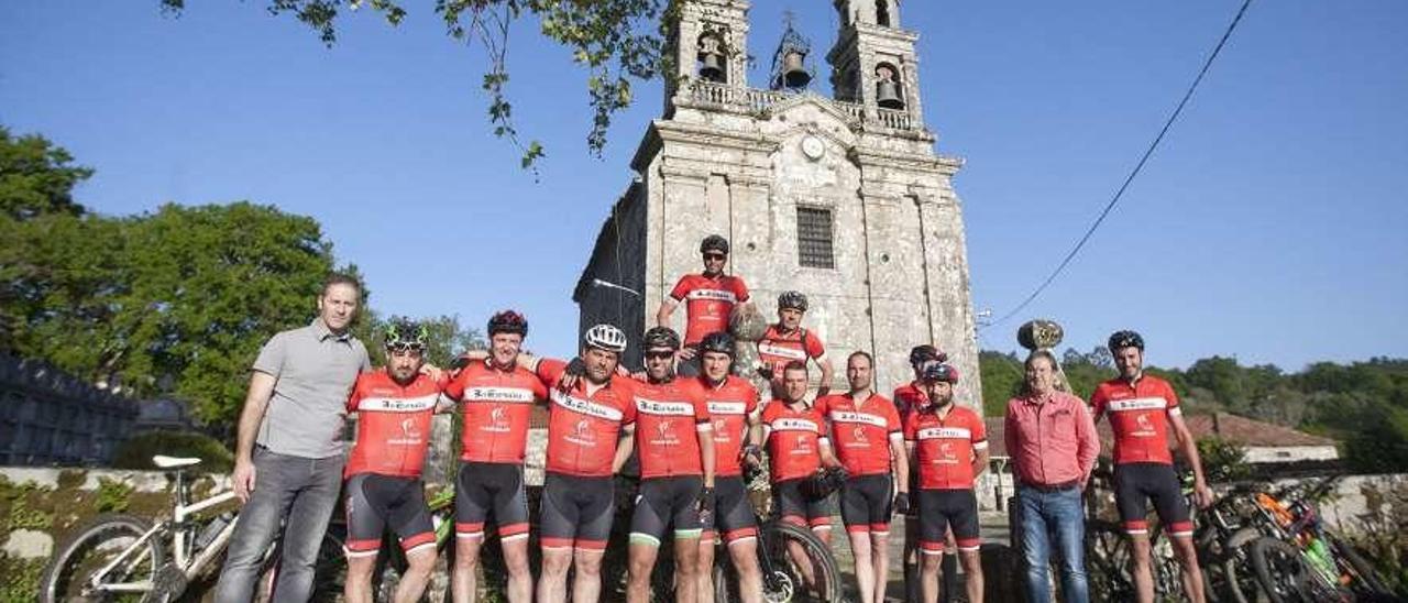 Los ciclistas de Bikestrada que obtuvieron la Compostela, al ser recibidos en Codeseda. // Bernabé / Cris M.V.