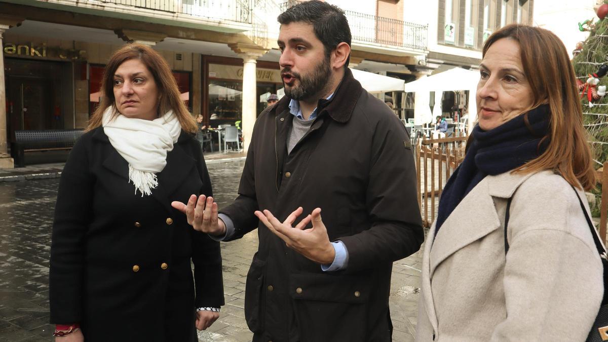 El portavoz de Vox en las Cortes de Aragón, Alejandro Nolasco, en la rueda de prensa de este lunes.