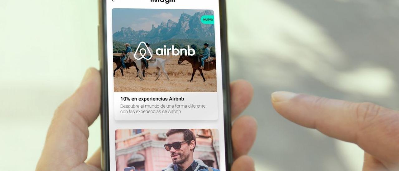 Un usuario utiliza la aplicación de Airbnb.