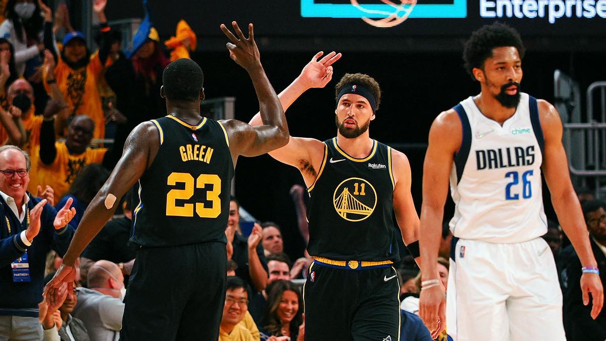 Klay Thompson y Draymond Green, durante el partido Warrios-Mavericks.