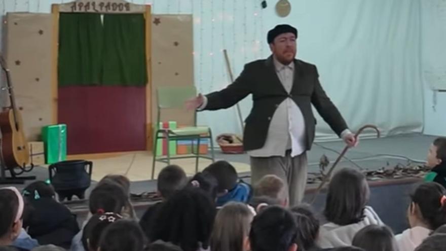 O Apalpador visitou a Galiña Azul e o CEIP de Arzúa. | CEDIDA