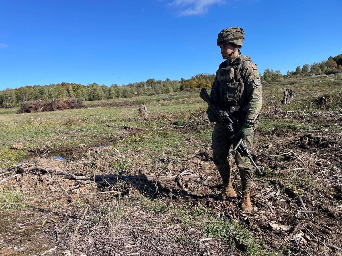 Un joven zapador, piqueta en mano, busca trampas explosivas en la tierra.