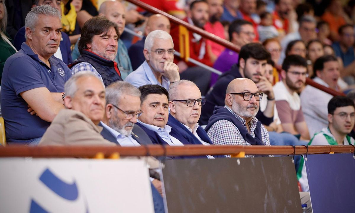 Palco de Vista Alegre con el presidente del Córdoba Futsal, José García Román, tercero izquierda en la primera fila.
