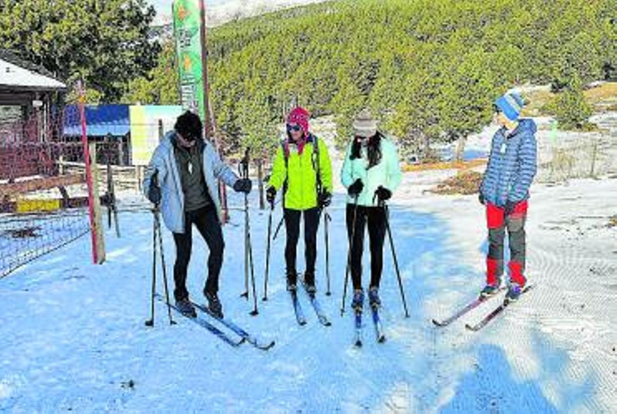 Un grup d’esquiadors fa uns dies a Lles. | ALBERT LIJARCIO/ACN