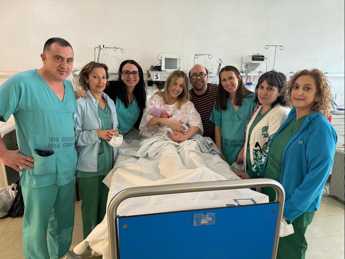 Tiago, primer bebé nacido en Ourense este 2024, en brazos de su madre Silvia y junto a su padre Alejandro y el equipo que los acompañó en el CHUO.