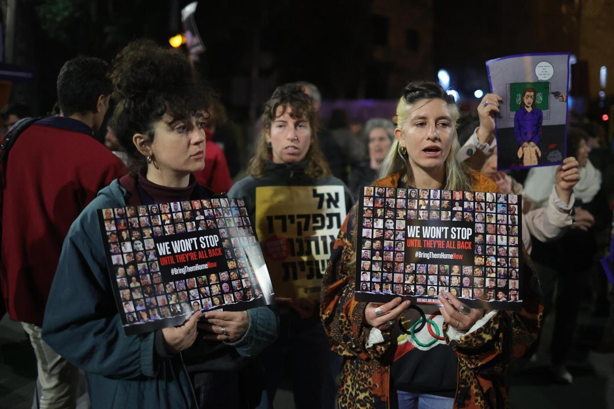 Familiares de los rehenes de Hamás protestan frente al domicilio de Netanyahu