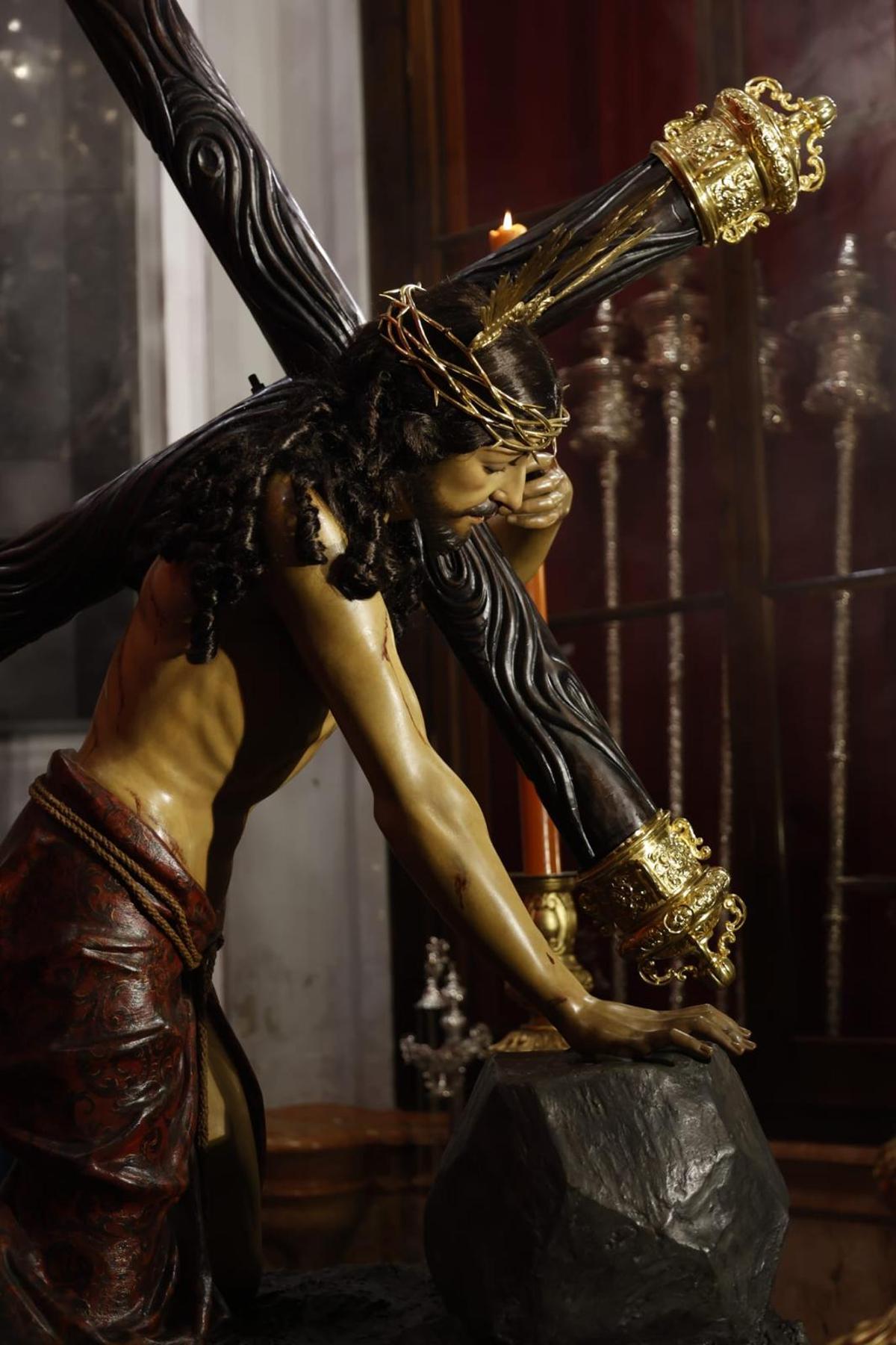 El Señor de la Misericordia estuvo expuesto en besapié durante toda la jornada del Domingo de Pasión, sin su túnica.