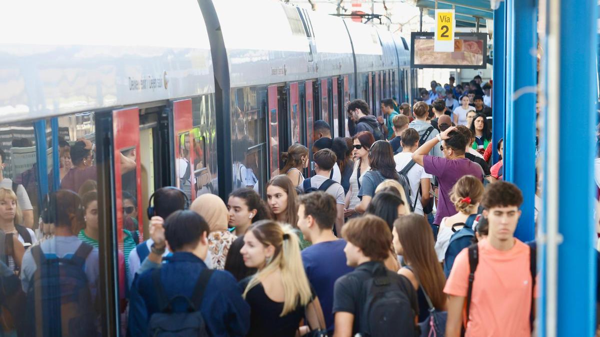 Decenas de pasajeros esperan para subir en un tren de Metrovalencia.