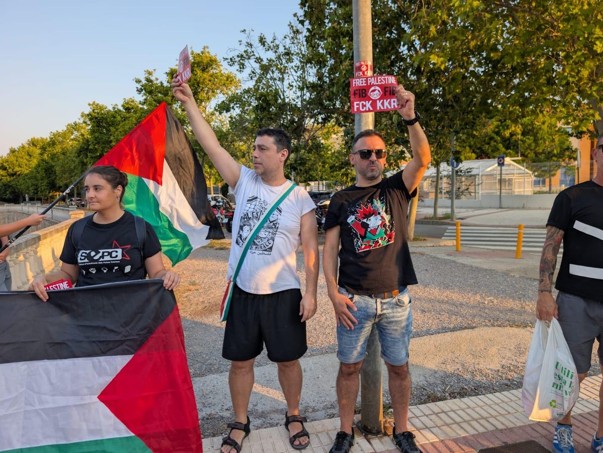 Manifestantes en la rotonda de la Llave.