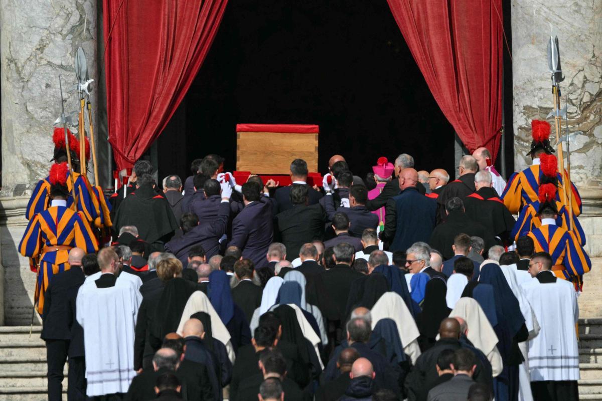 Traslado del féretro del papa Francisco a la basílica de San Pedro