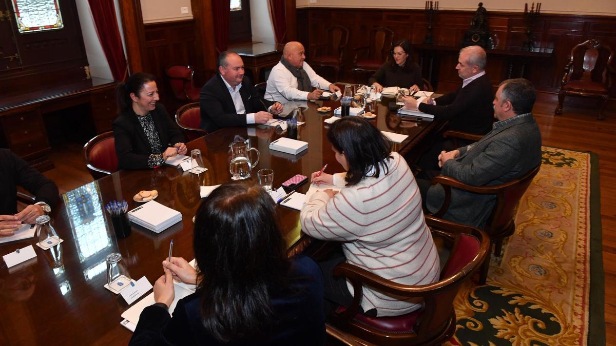 Reunión en A Coruña de Inés Rey con regidores de los concellos del Consorcio As Mariñas