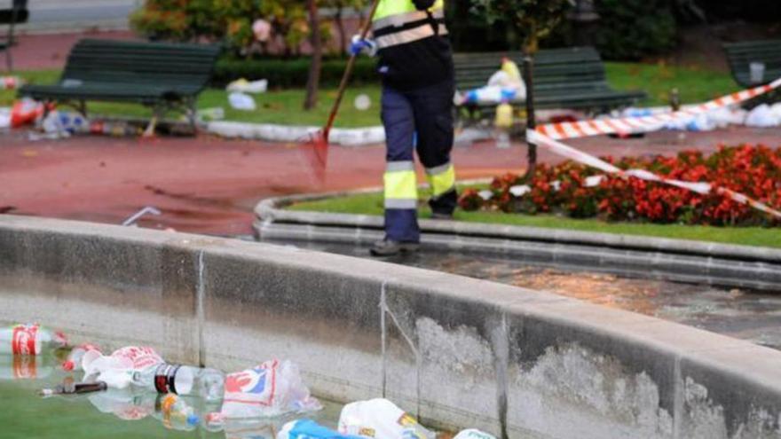 Limpieza de los jardines después de una noche de ‘botellón’.  |