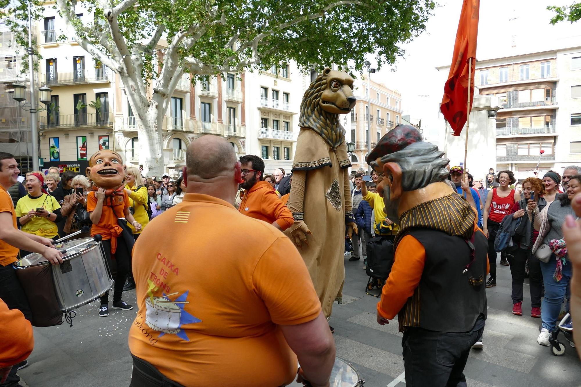 Figueres ressona amb una gran batucada de Santa Creu