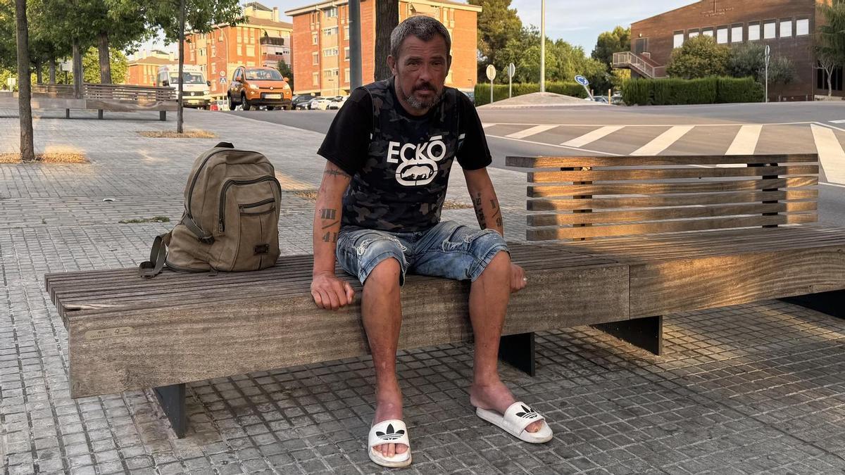 Daniel Corrales assegut en un banc, davant de l'Hospital Sant Joan de Déu