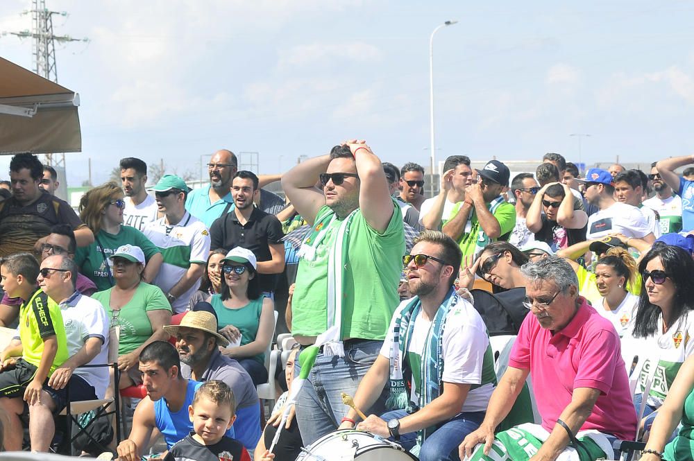 Unos mil aficionados ven el triunfo del Elche en pantalla gigante junto al estadio Martínez Valero