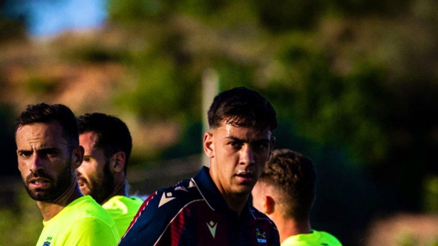 Edgar Alcañiz, juventud para la medular del Cartagena