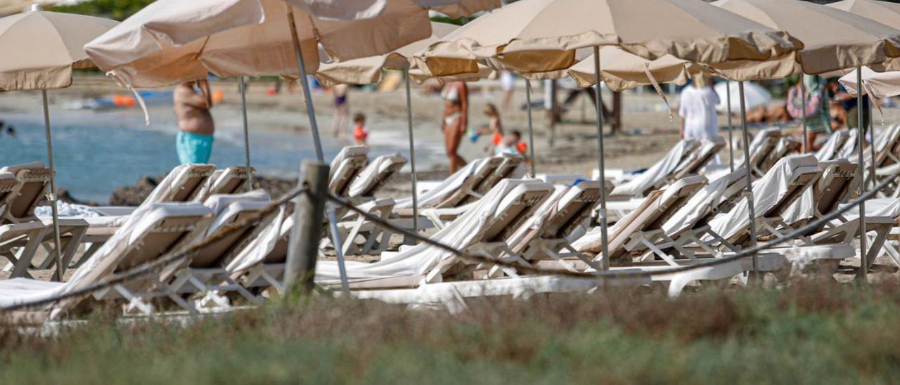 Imagen de unas hamacas en Talamanca en verano del año pasado. | TONI ESCOBAR