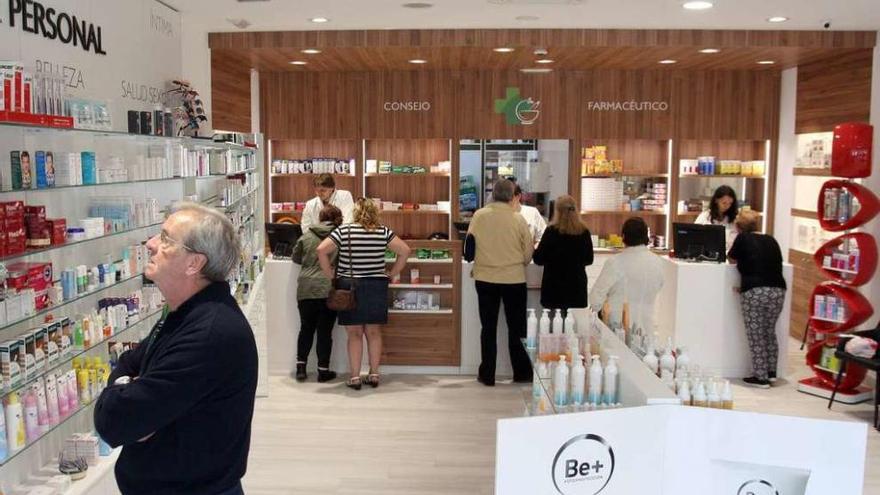 Interior de las nuevas instalaciones de la Farmacia Garrido de Silleda. // Bernabé