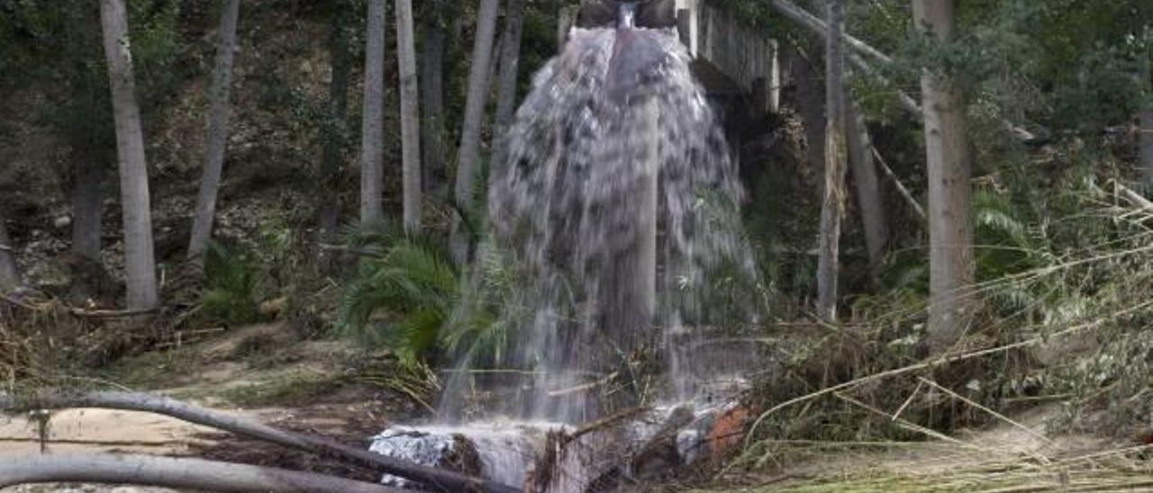 Colector vertiendo aguas sin depurar al Clariano tras los daños en la depuradora por la DANA.