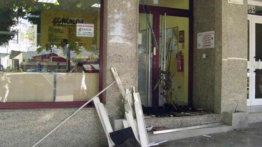 Un pequeño explosivo destroza parte de la sede de Foncalor