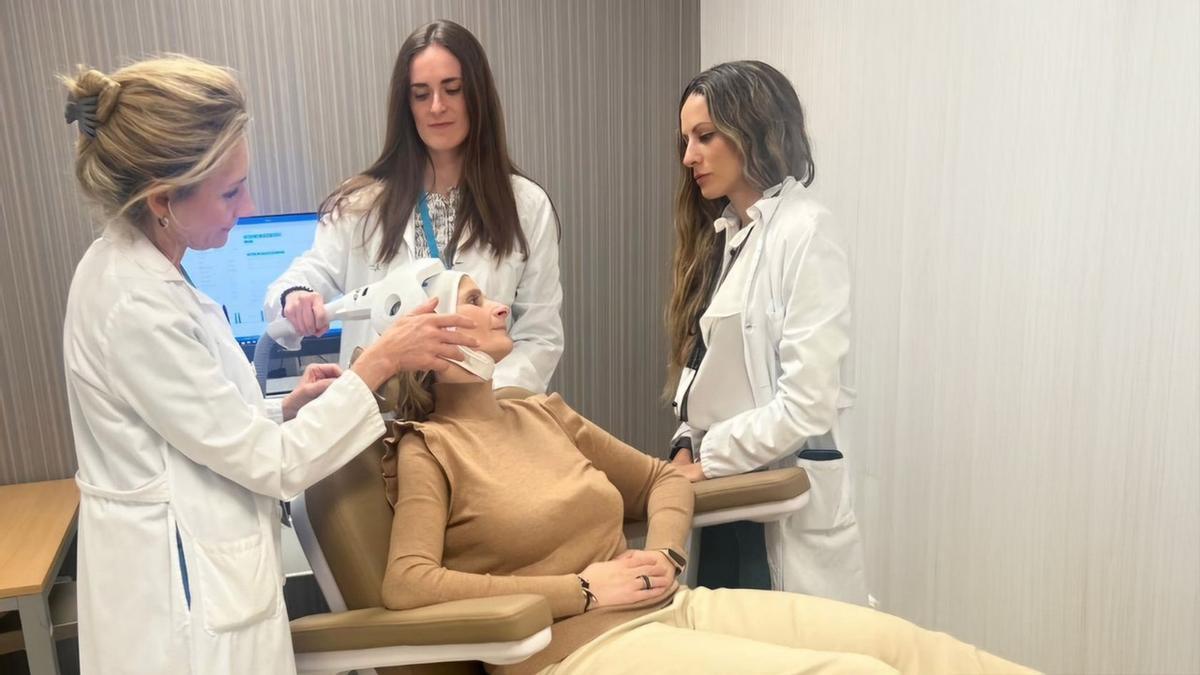 La doctora Sonia Montilla (izquierda), durante la aplicación de la técnica a una paciente
