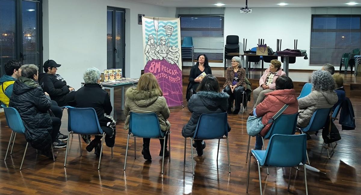 El encuentro mantenido con mariscadoras para presentarles el cuento, en Cambados.