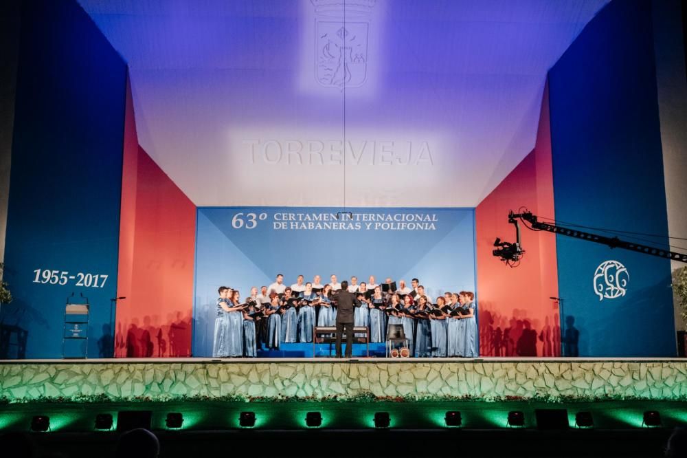 La participación de los coros locales protagonizó la gala de clausura del Certamen Internacional de Habaneras y Polifonía de Torrevieja