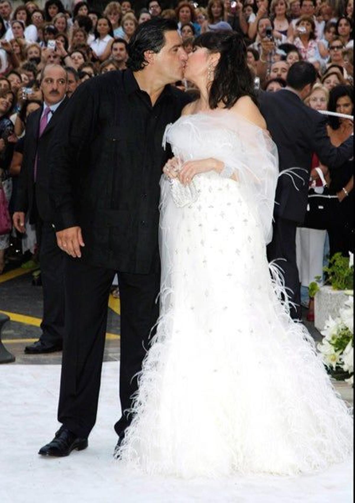 ¿Qué celebs se casaron vestidas de Manuel Mota?