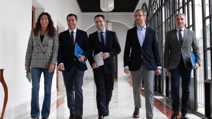 Una imagen de la comisión negociadora del PP, tomada durante el primer encuentro con Ciudadanos.