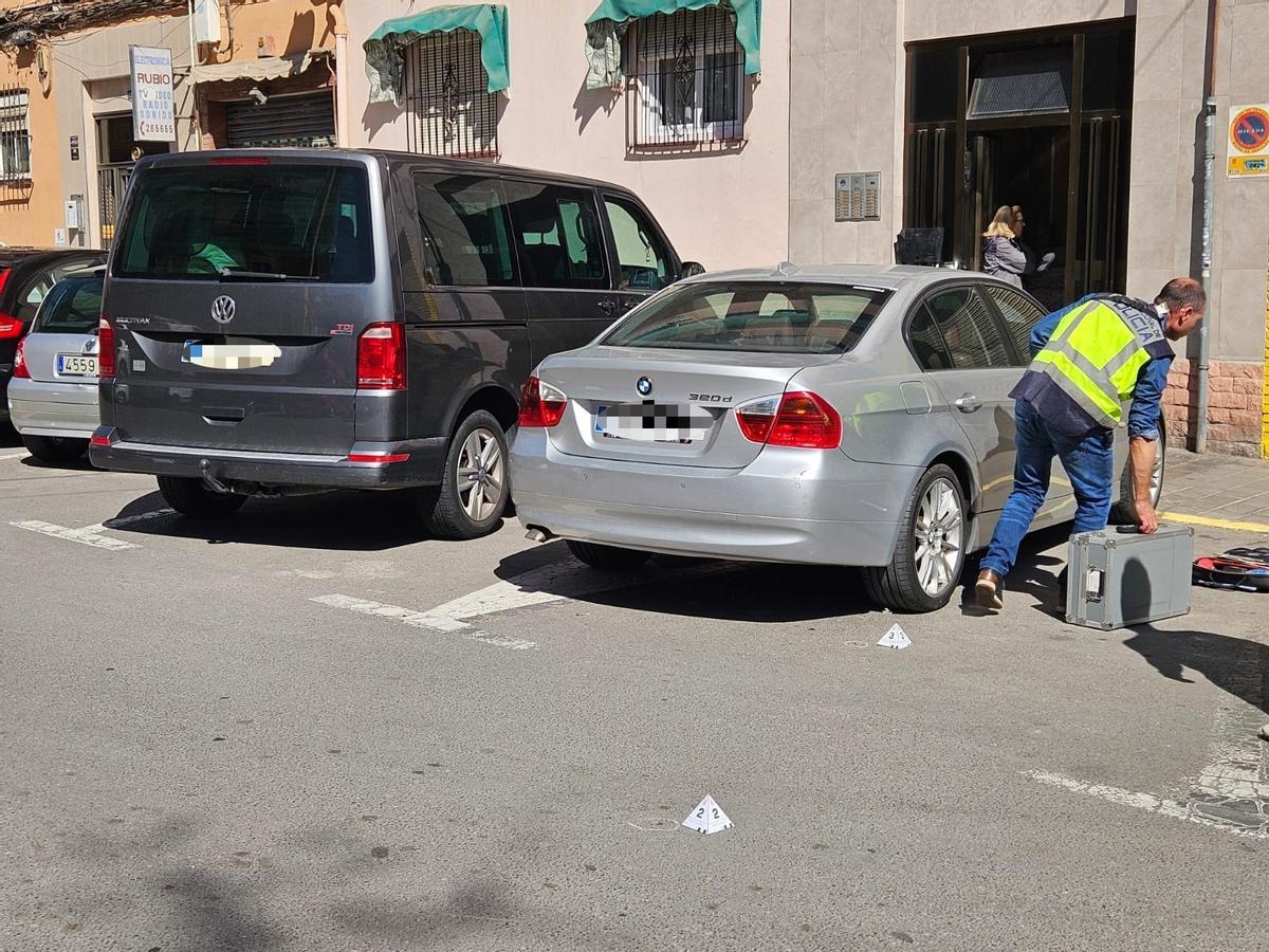 Un agente de la Policía Científica ayer junto al lugar donde hallaron restos de los cartuchos disparados.