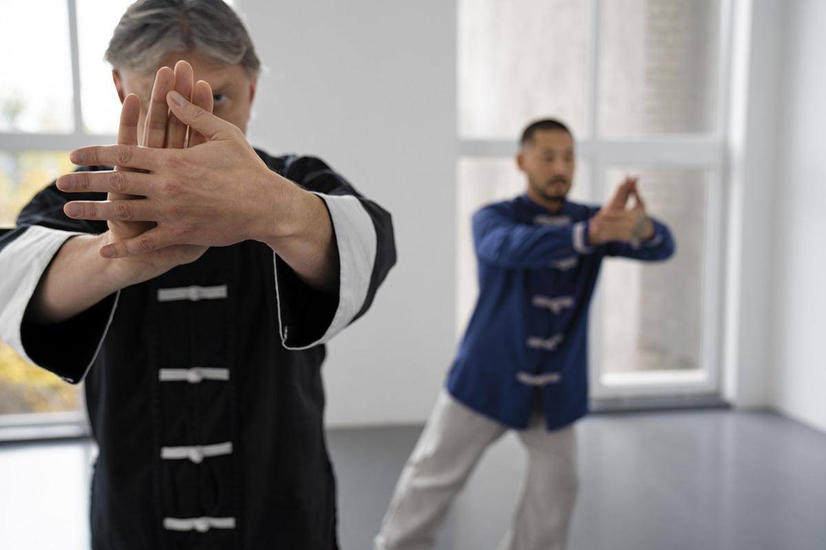 El Tai Chi mejora el equilibrio de las personas que lo practican, su función cardiovascular y respiratoria.