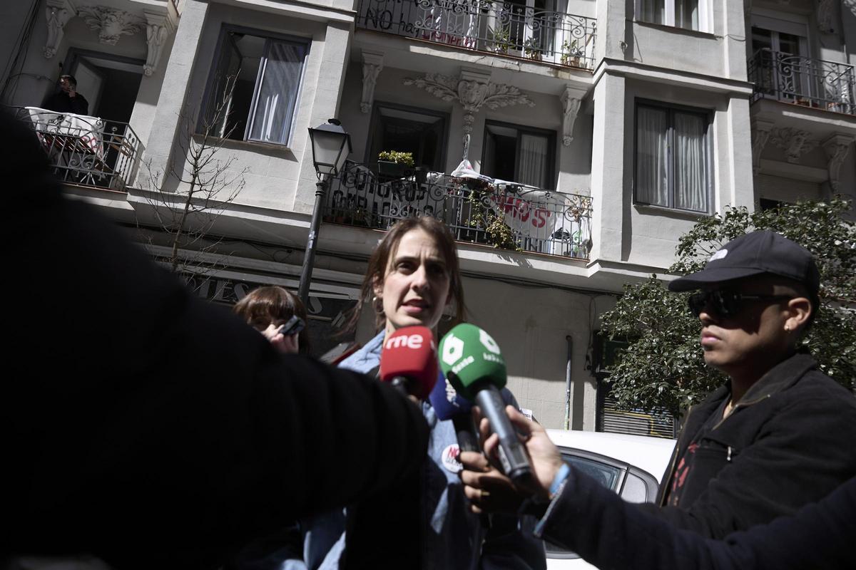 La portavoz de Más Madrid en el Ayuntamiento, Rita Maestre, ofrece declaraciones a los medios durante el acto de protesta contra la compra de un edificio en la calle Gaztambide por parte de un fondo, a 15 de marzo de 2026, en Madrid (España).