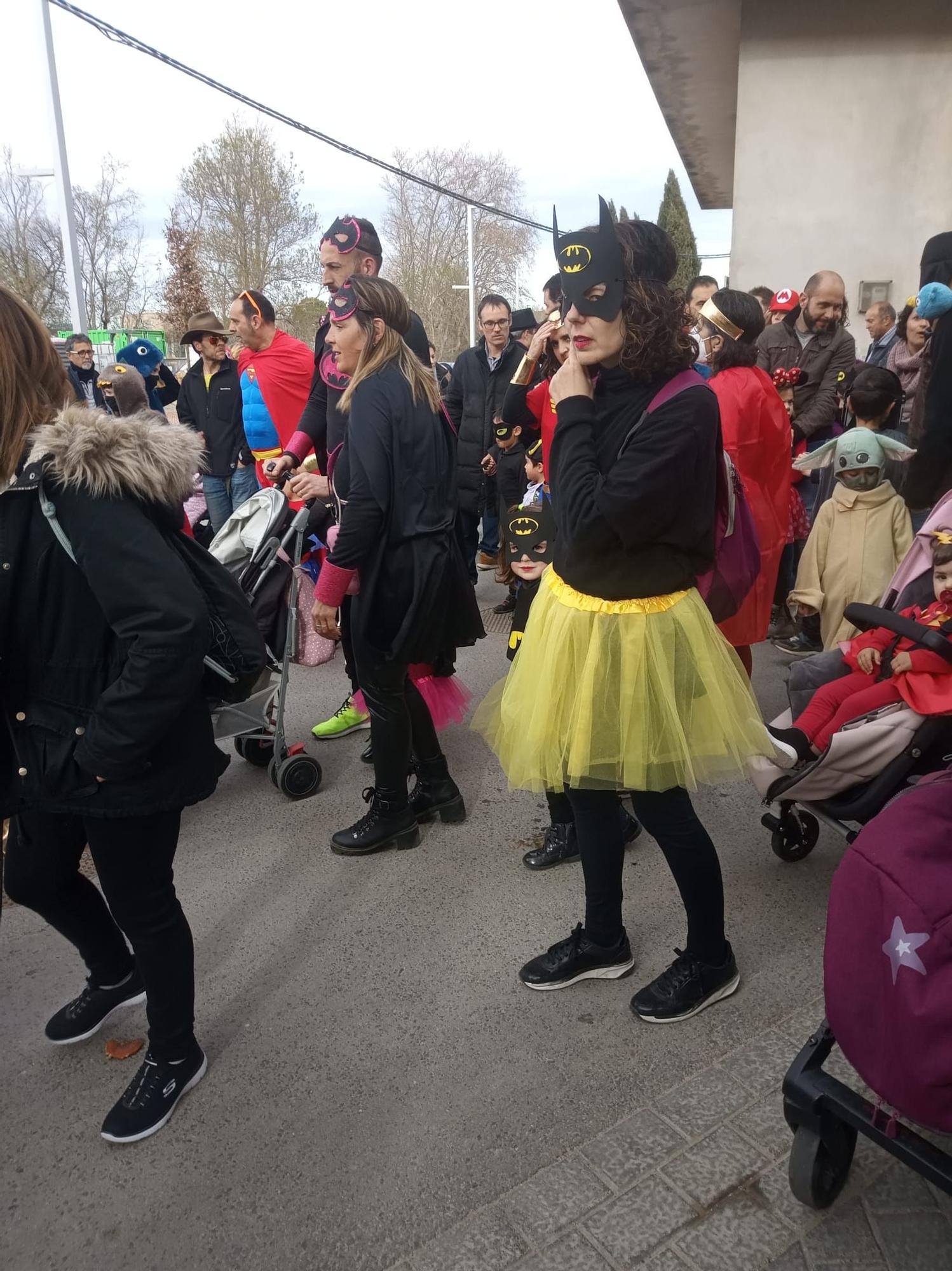 Superherois i superheroïnes prenen els carrers de Vilafant per celebrar Carnaval