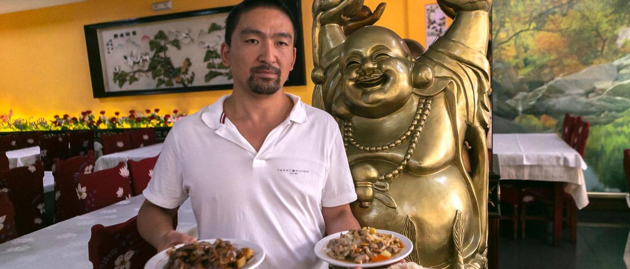 Gao Feng, con sus platos de arroz  y cerdo agridulce.