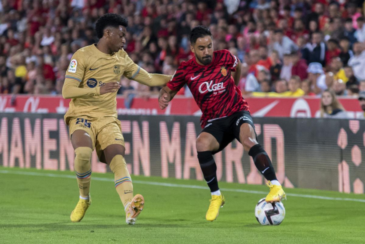 El defensa del Mallorca Jaume Costa y el defensa del Barcelona Alejandro Balde, durante el partido de la jornada 7 de LaLiga en Son Moix, en Palma. EFE/CATI CLADERA