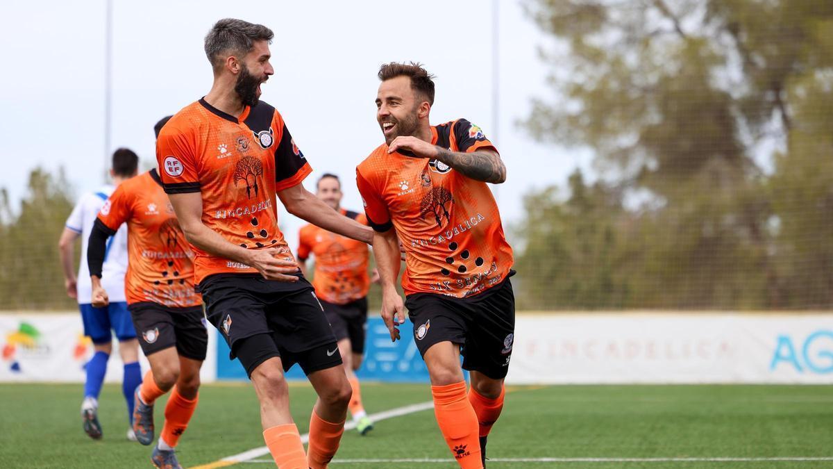 Futbolistas de la Penya Independent celebran un gol en una imagen de archivo