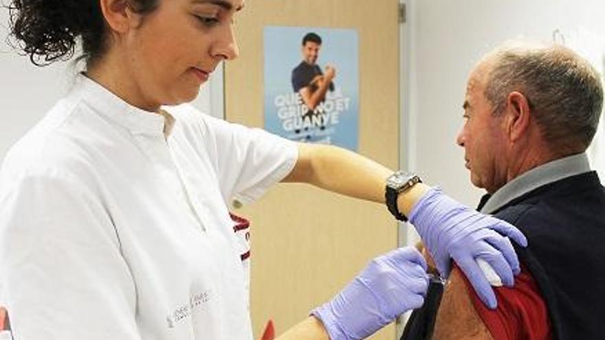 Una enfermera administra la vacuna de la gripe en un centro del Vinalopó