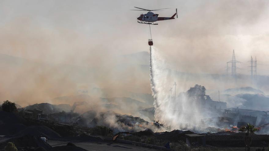 El incendio de la planta de compostaje de Arona afecta a 3.500 hectáreas y 100.000 toneladas de material vegetal