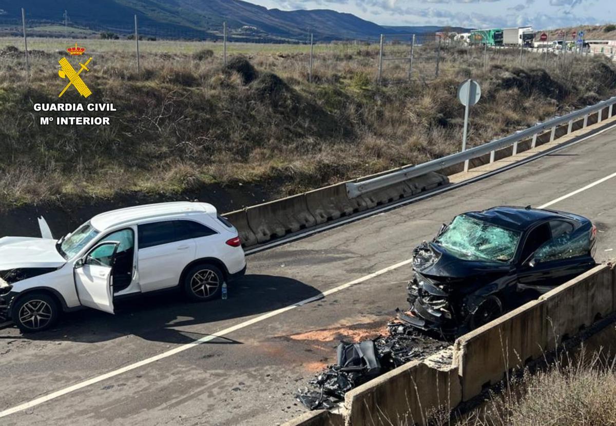Así ha quedado uno de los dos vehículos tras el grave accidente en la A-21