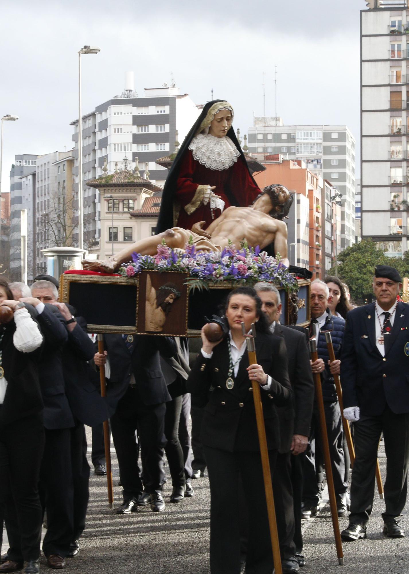 En imágenes: así fue el traslado de la Piedad en Gijón