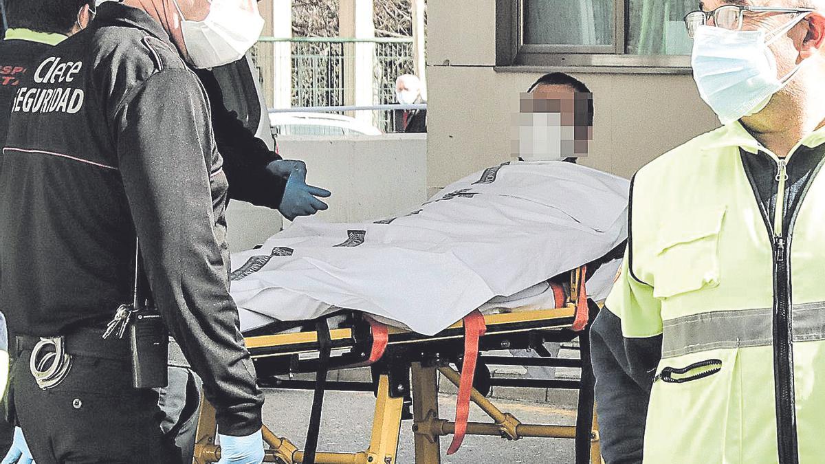 Entrada de pacientes en el Hospital Virgen de los Lirios de Alcoy.