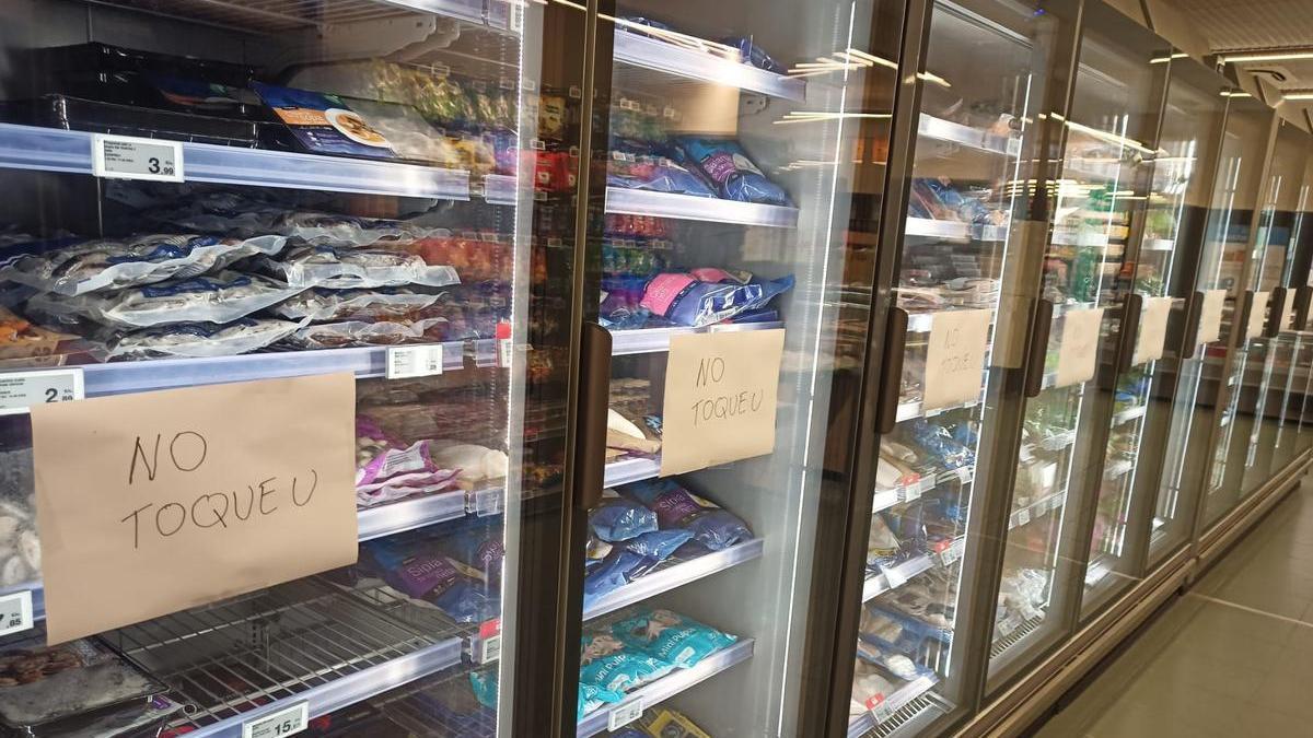 Carteles de 'no tocar' en las neveras de un supermercado BonPreu de Barcelona