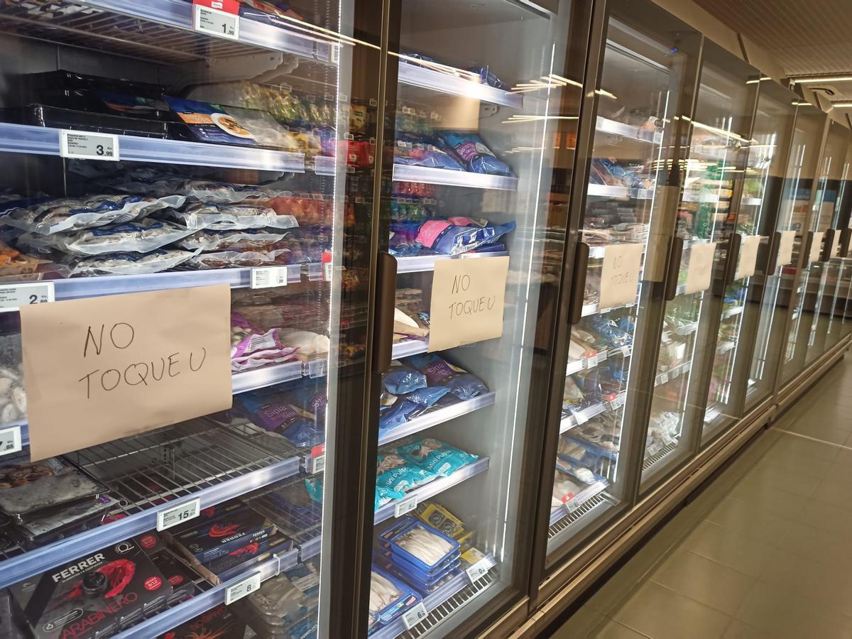 Carteles de 'no tocar' en las neveras de un supermercado BonPreu de Barcelona